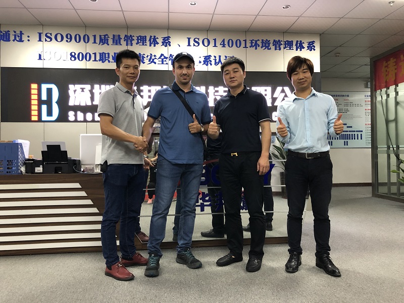 俄羅斯客戶前來我司考察液晶拼接屏、LED等終端大屏顯示設(shè)備