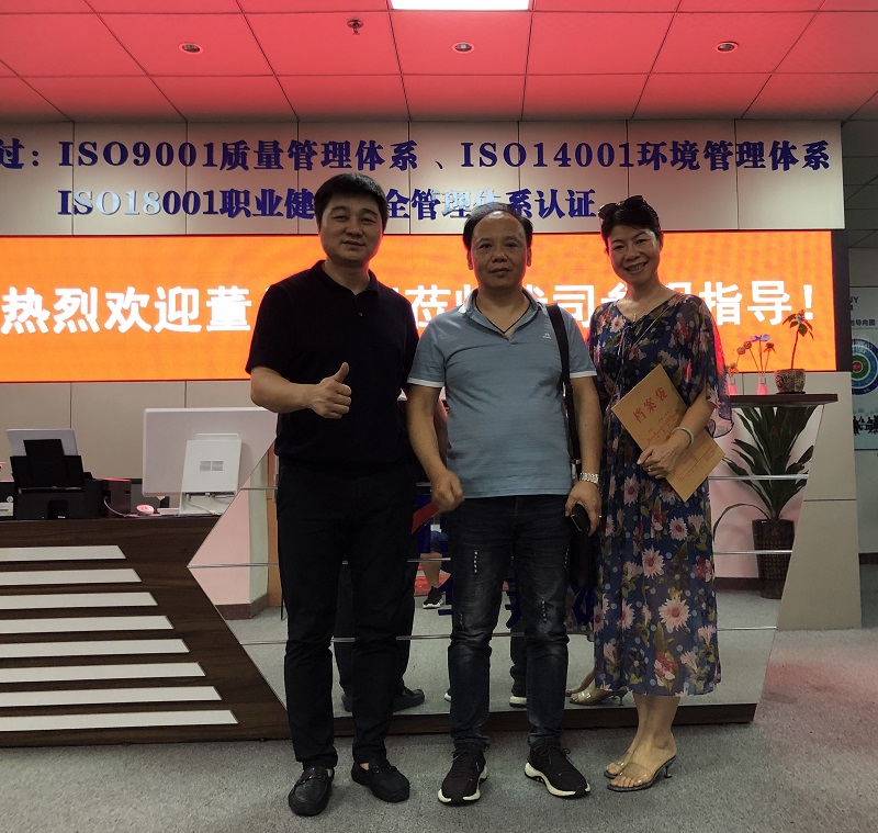 廣東肇慶創(chuàng)源辦公設(shè)備有限公司林總前來我司就液晶拼接屏項目進行考察
